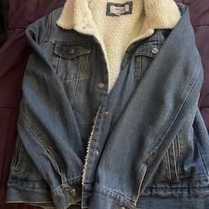 I’m selling a jacket, it’s blue and very warm